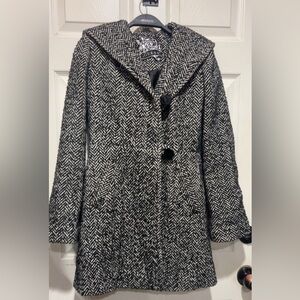 Guess black and white herringbone peacoat with a hood. 
Size XS #winterwear